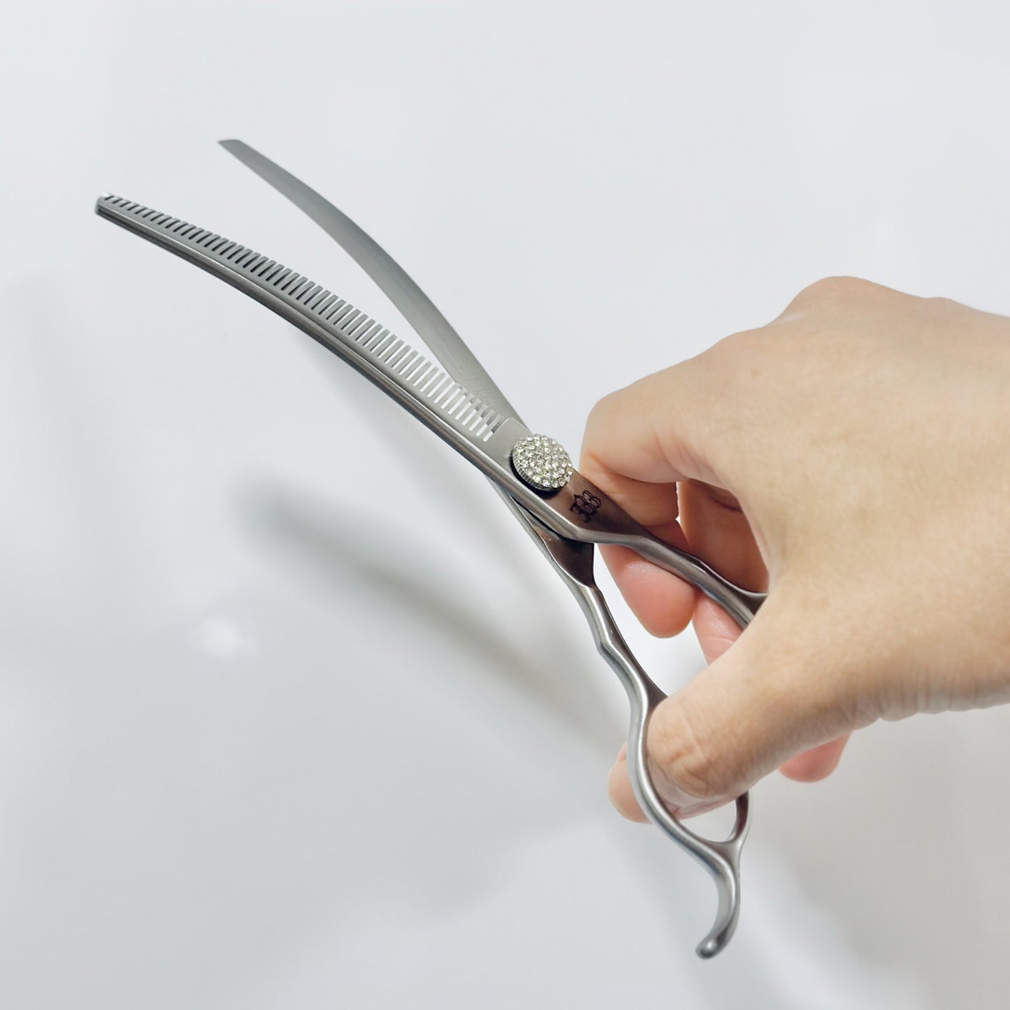 Tijeras de entresacar curvas de 7,0" para acabados impecables