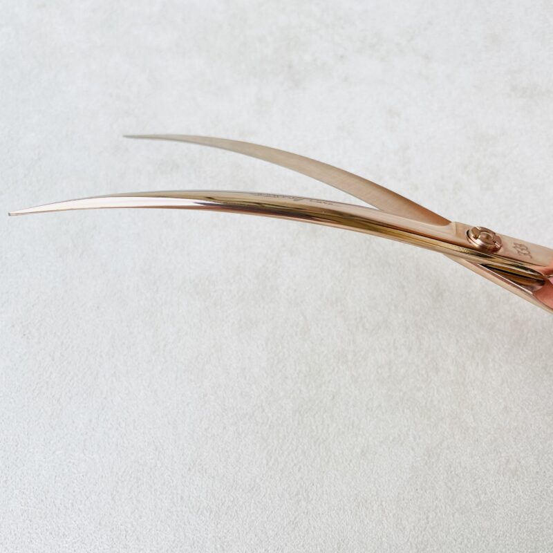Tesoura curva de ouro rosa de 7,5": a forma encontra a função
